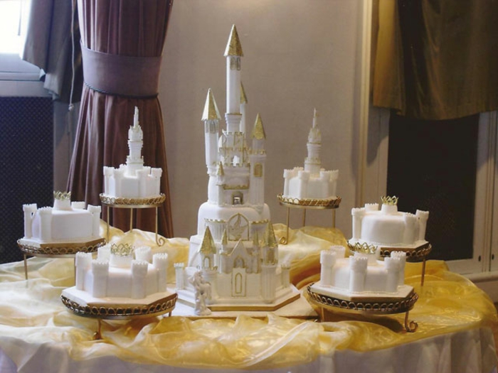 château-gâteau-pour-mariage-blanc-et-dorée-cool-idée-jolie