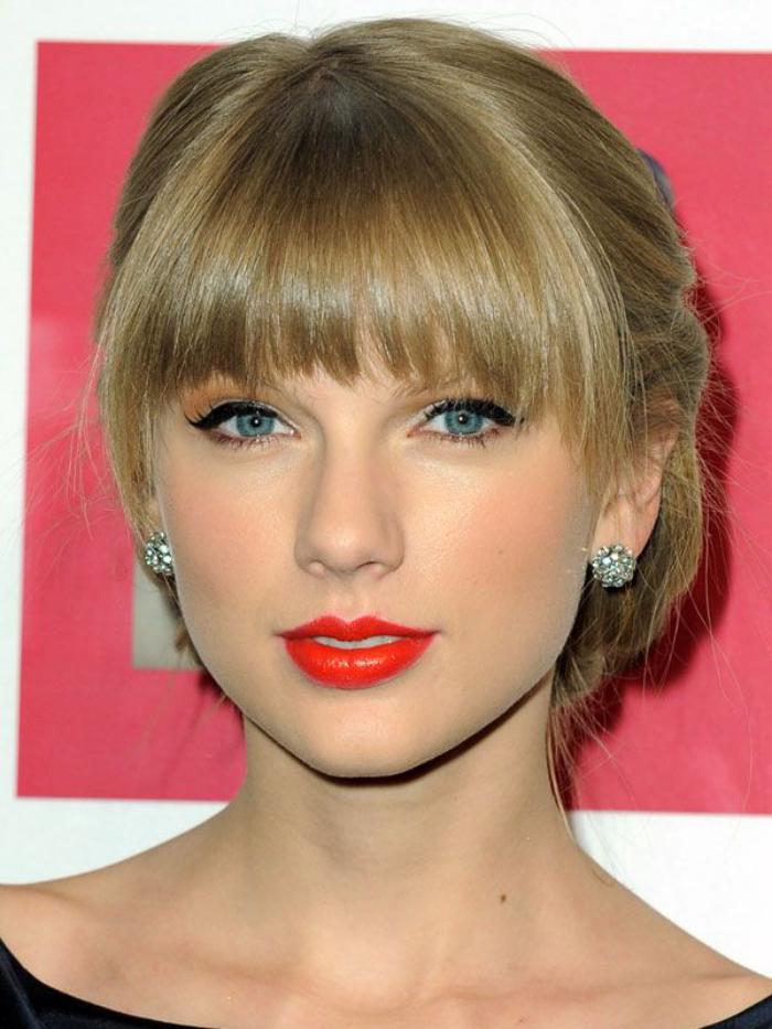 coiffure-avec-frange-cheveux-ramassés-Taylor-Swift