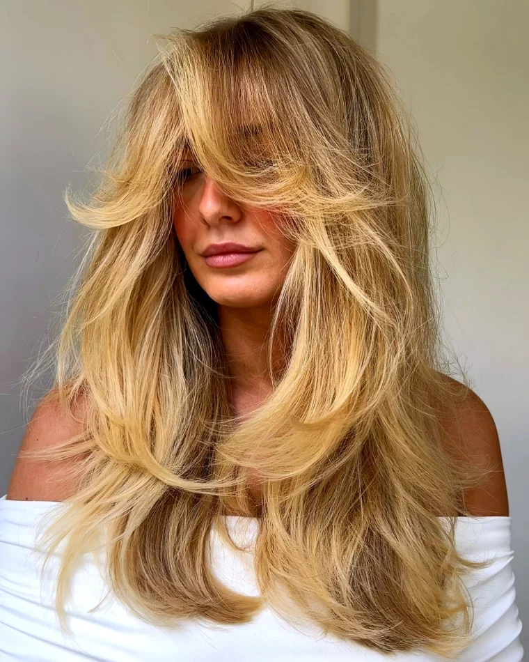 coiffure avec frange sur le cote femme blonde cheveux longs