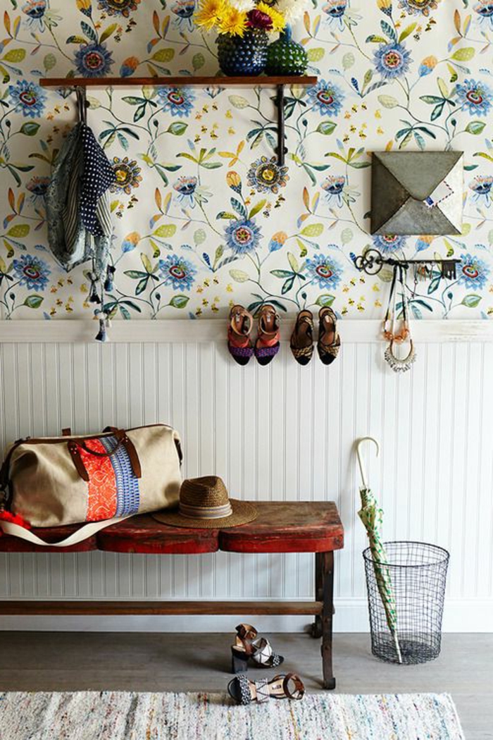 comment-bien-aménager-le-couloir-avec-papier-peint-fleuri-coloré-banc-en-bois