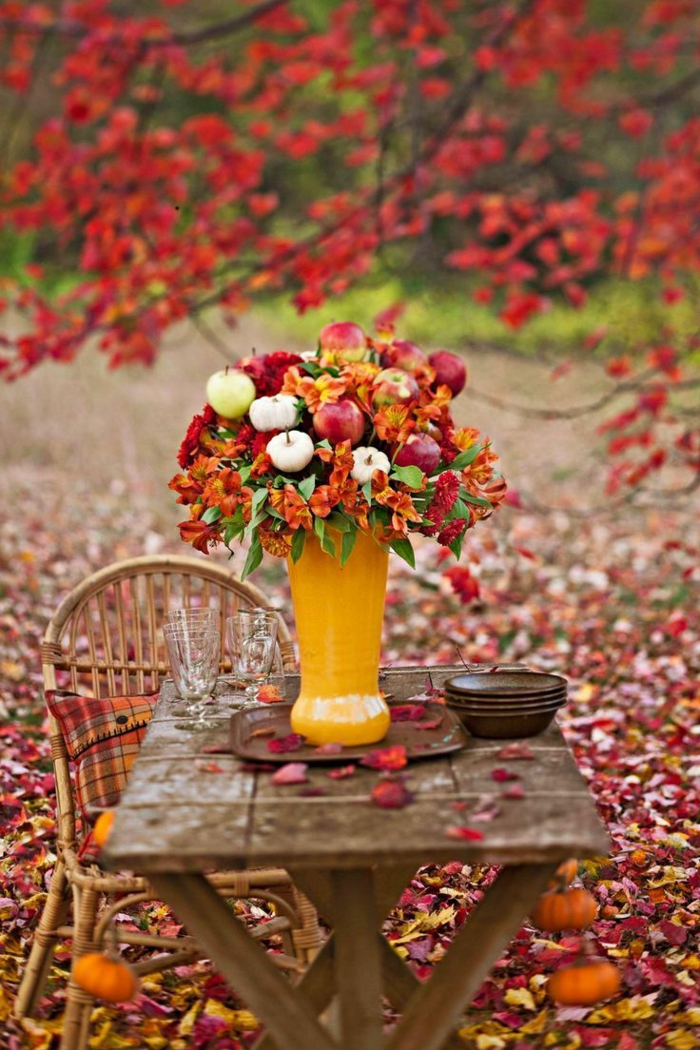 comment-bien-choisir-un-bouquet-garnis-coloré-pour-bien-decorer-la-table-de-jardin-en-bois-massif