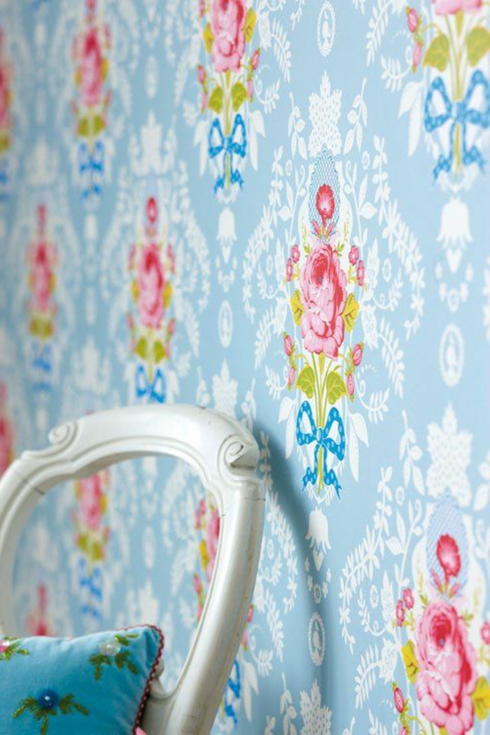 comment-bien-decorer-les-murs-dans-le-salon-idee-papier-peint-salon-avec-fleurs-roses