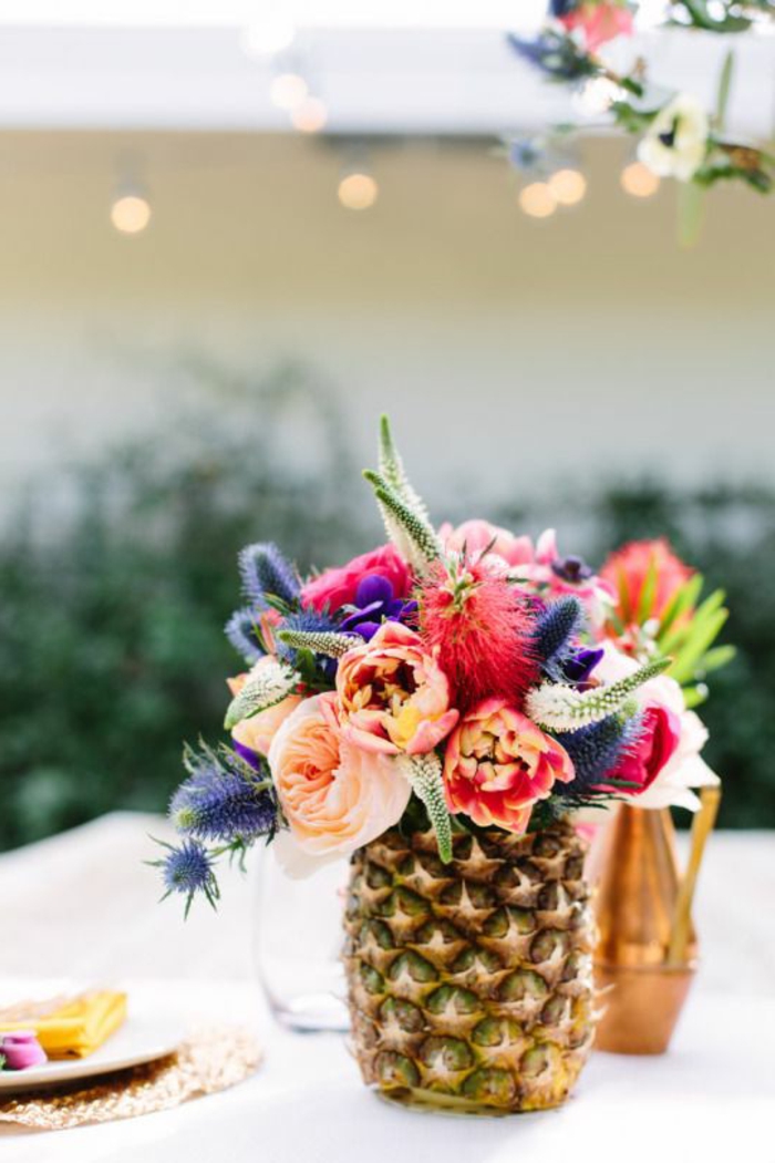comment-decorer-la-table-avec-un-joli-gros-bouquet-de-fleurs-colorés-avec-ananas