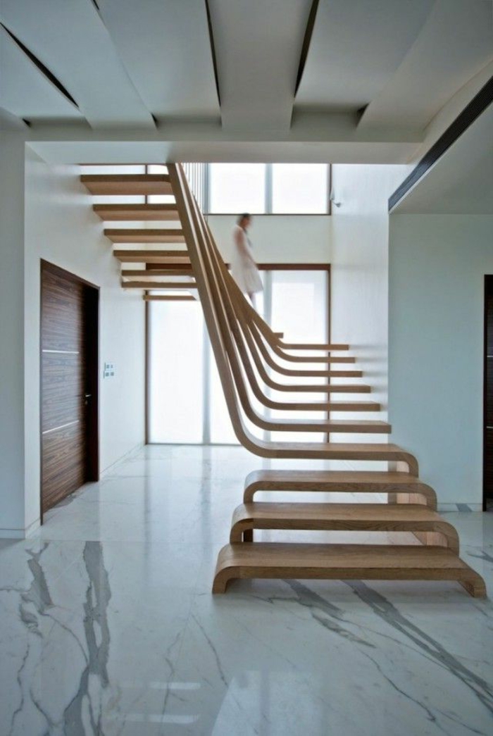 comment-fabriquer-un-escalier-en-bois-dans-le-couloir-moderne-avec-sol-en-beton-laqué
