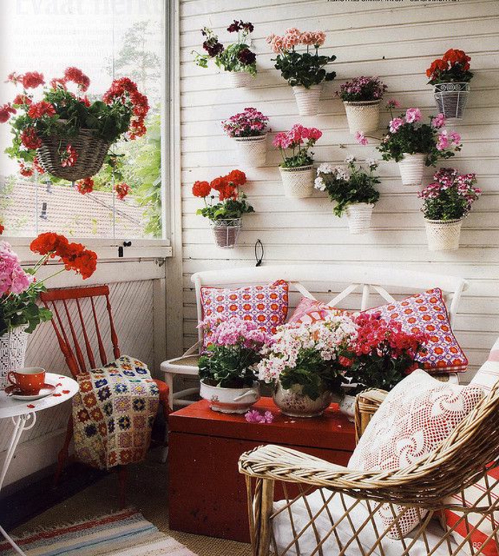 comment-fleurir-son-balcon-jardiniere-balcon-avec-fleurs-colorés-decoration-avec-fleurs