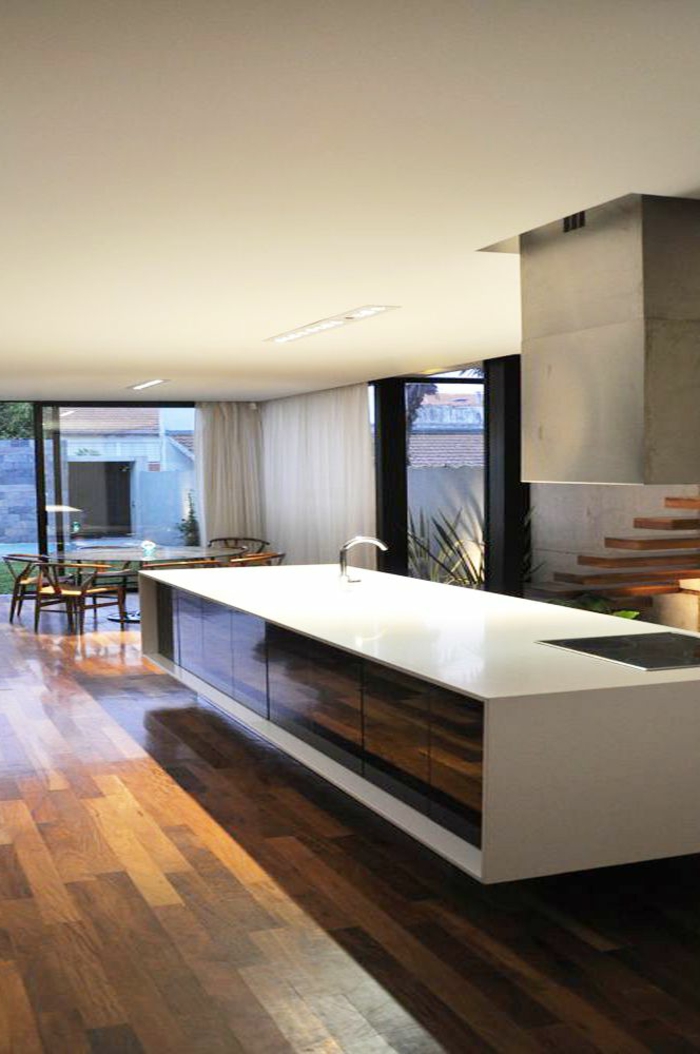 comment-rénover-sa-cuisine-sol-en-planchers-en-bois-clair-meubles-de-cuisine-modernes