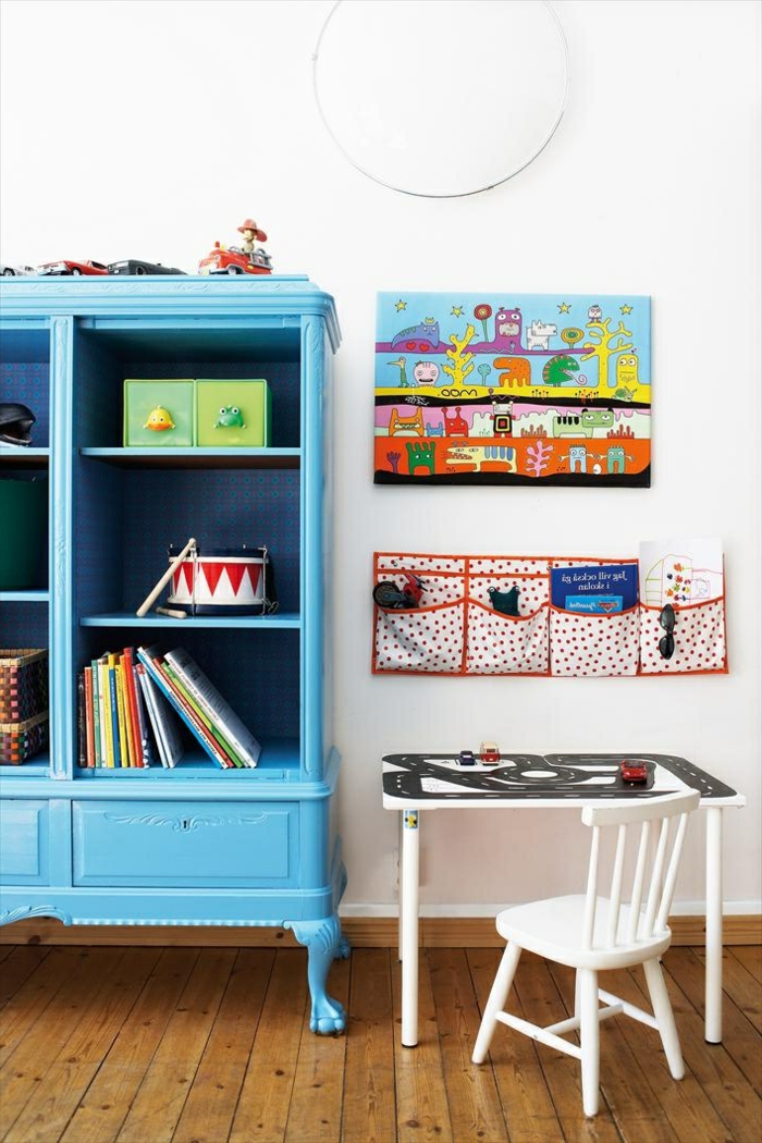 conforama-armoire-enfant-avec-un-armoire-bleu-foncé-en-bois-et-mur-blanc-bureau-d-enfant
