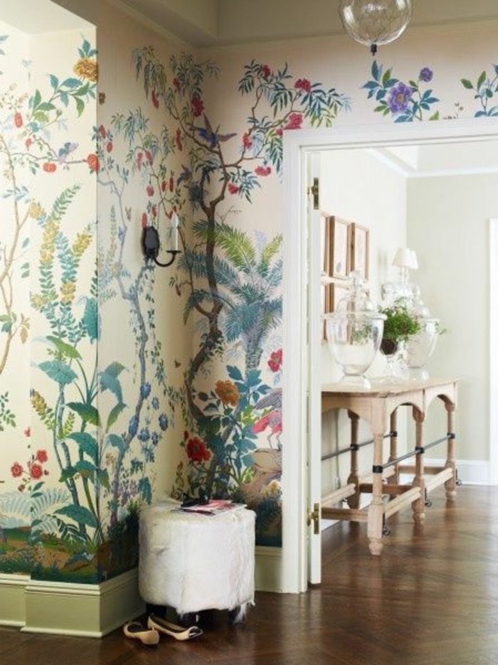 couloir-moderne-avec-papier-peint-fleuri-anglais-sol-en-parquet-foncé-en-bois