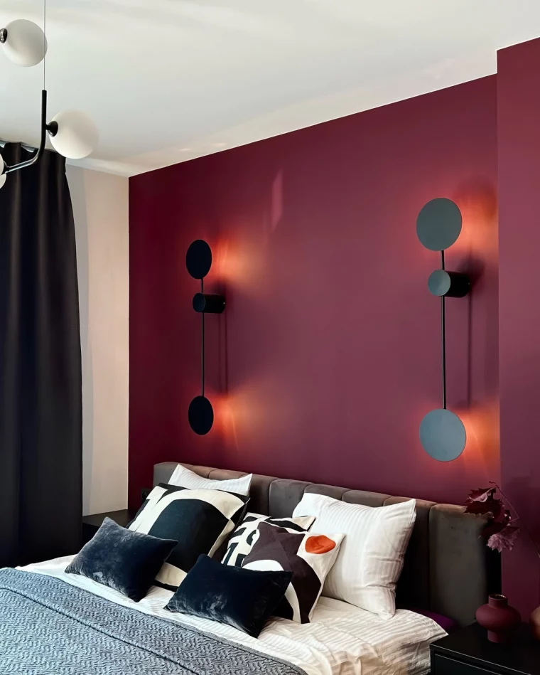 deco chambre adulte pan de mur couleur rouge bordeaux applique murale noire