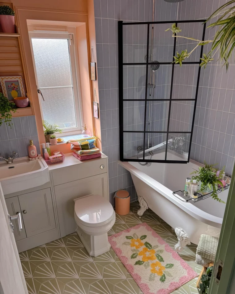 deco petite salle de bain couleurs tapis baignoire autoportante