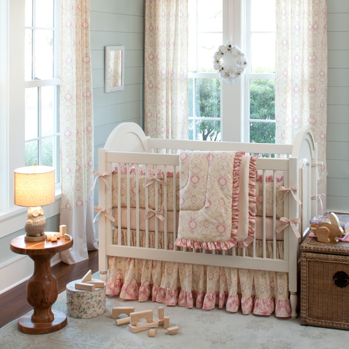 décoration-chambre-bébé-fille-comment-décorer-lits-à-barreaux-lit