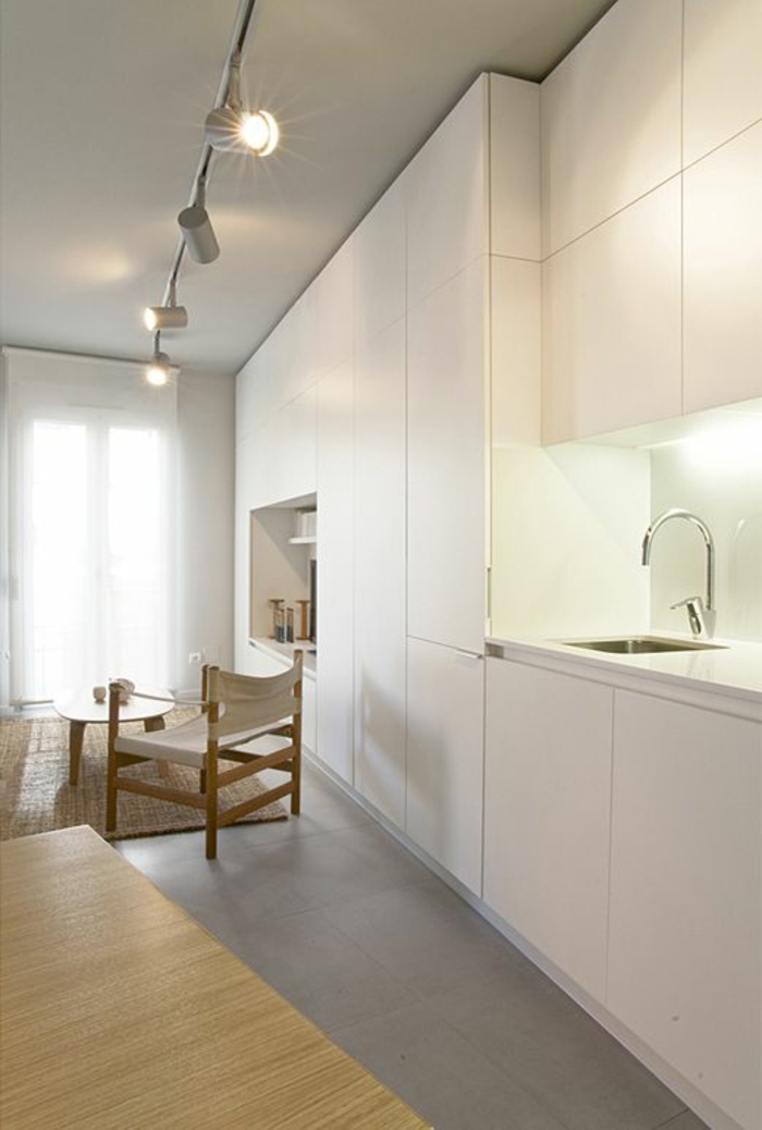 eclairage-indirect-plafond-dans-la-cuisine-moderne-avec-meubles-blancs-decoration-scandinave