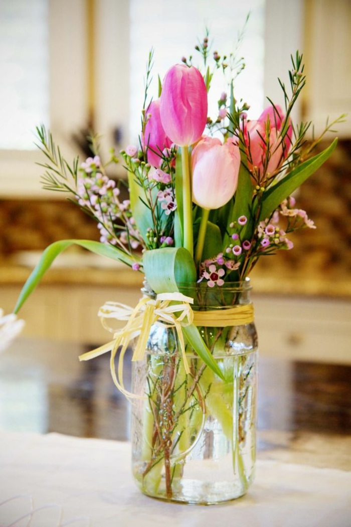 enorme-bouquet-de-fleurs-coloré-pour-bien-decorer-la-table-avec-fleurs