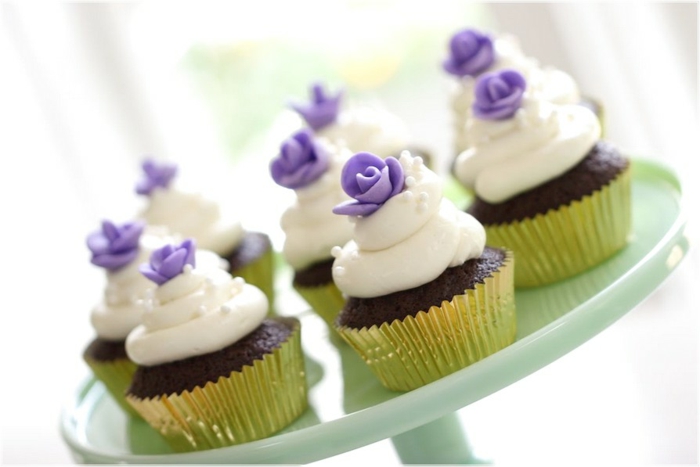 glacage-de-cupcake-glacage-a-cupcake-déco-gateau-fleurs-violets