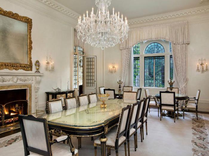 grand-lustre-chandelier-cristal-grande-table-ovale-en-matériaux-luxueux