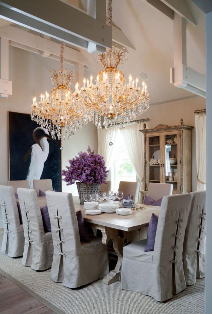 grand-lustre-deux-chandeliers-fantastiques-et-salle-de-déjeuner-sensationnelle
