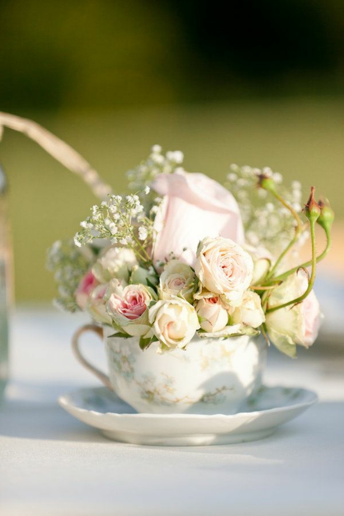 gros-bouquet-de-fleurs-roses-blanches-pour-bien-decorer-la-table-jolie-idee-pour-decoration-de-table