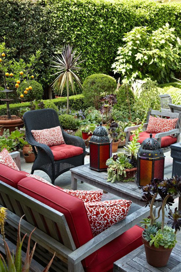 gros-coussin-gifi-rouge-et-blanc-pour-les-meubles-de-jardin-en-rotin-coussins-modernes