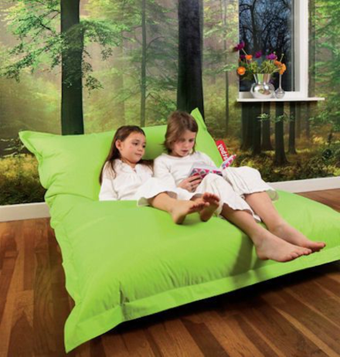 gros-coussin-gifi-vert-pour-vos-enfants-sol-en-parquet-foncé-mur-avec-papier-peint-trompe-l-oeil