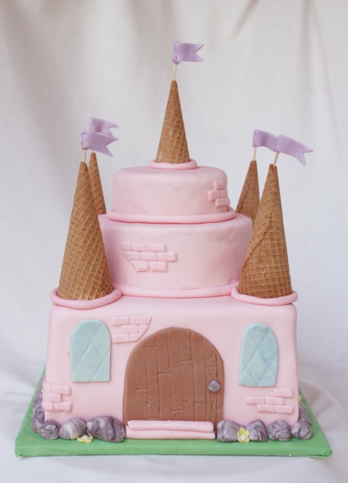 gâteau-chateau-anniversaire-de-fille-tour-castel-en-rose-fleurs-flags-couleur-rose-et-conne