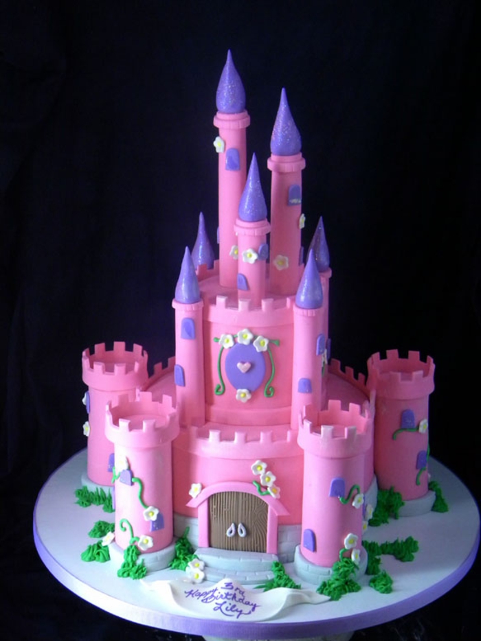 gâteau-chateau-anniversaire-fille-en-rose-neon-et-violet-connes-de-glace-pour-faire-les-tours