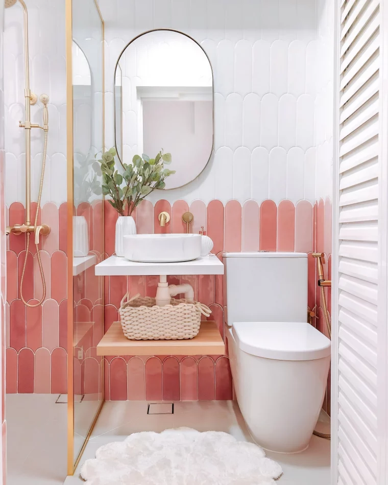idee carrelage petite salle de bain moderne couleur saumon accents or