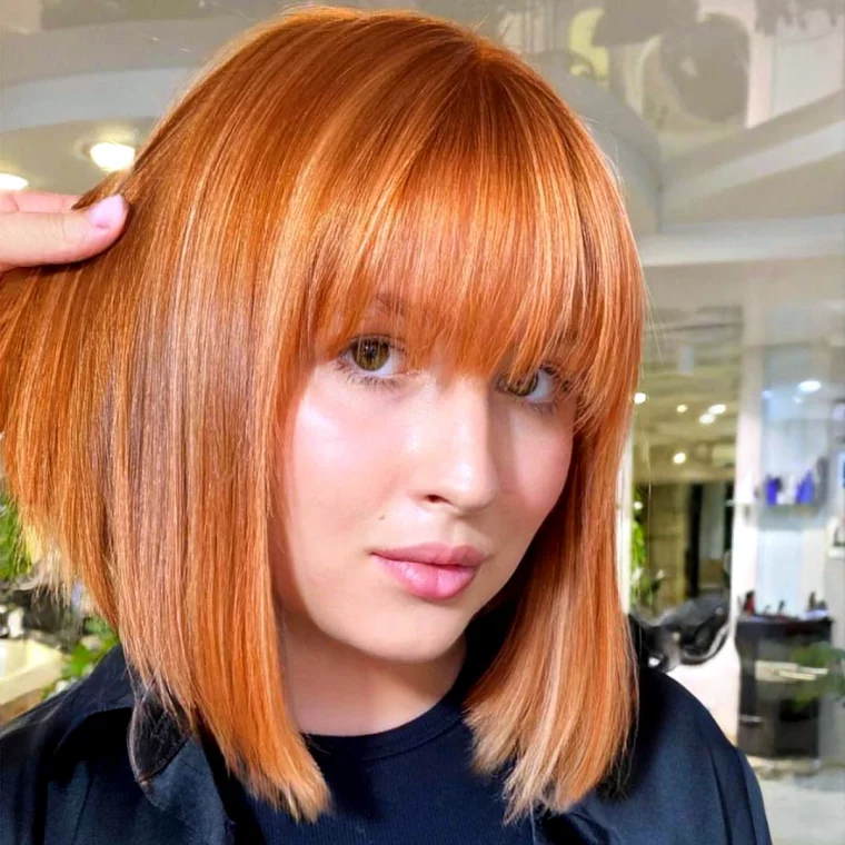 idee de coiffure avec frange femme rousse frange droite cheveux roux