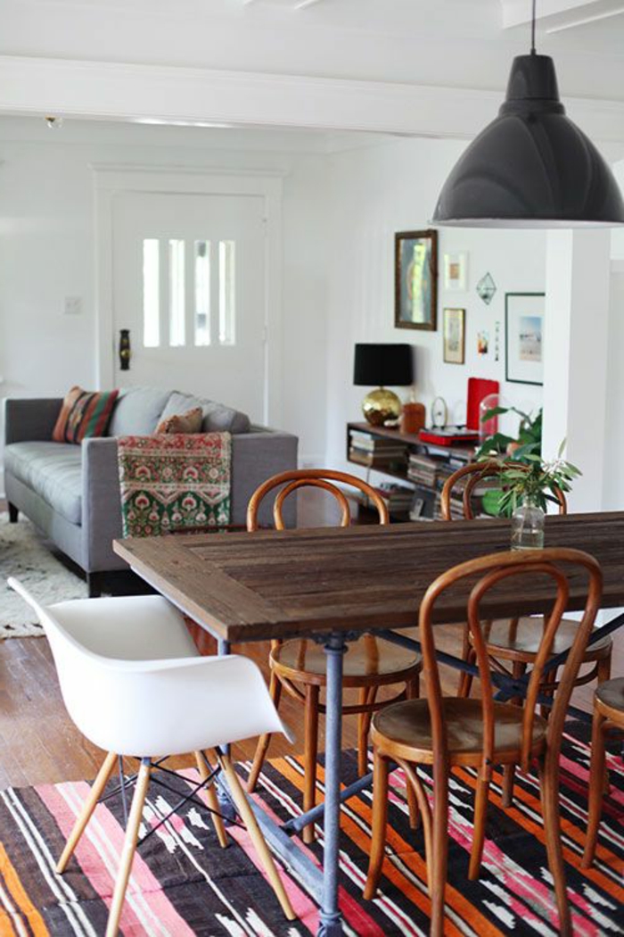 idee-deco-sejour-pour-la-salle-a-manger-et-un-tapis-colore-avec-une-table-en-bois-foncé