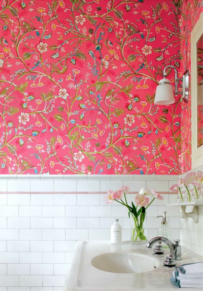 idee-papier-peint-pour-la-salle-de-bain-moderne-avec-murs-roses-avec-fleurs-carrelage-blanc