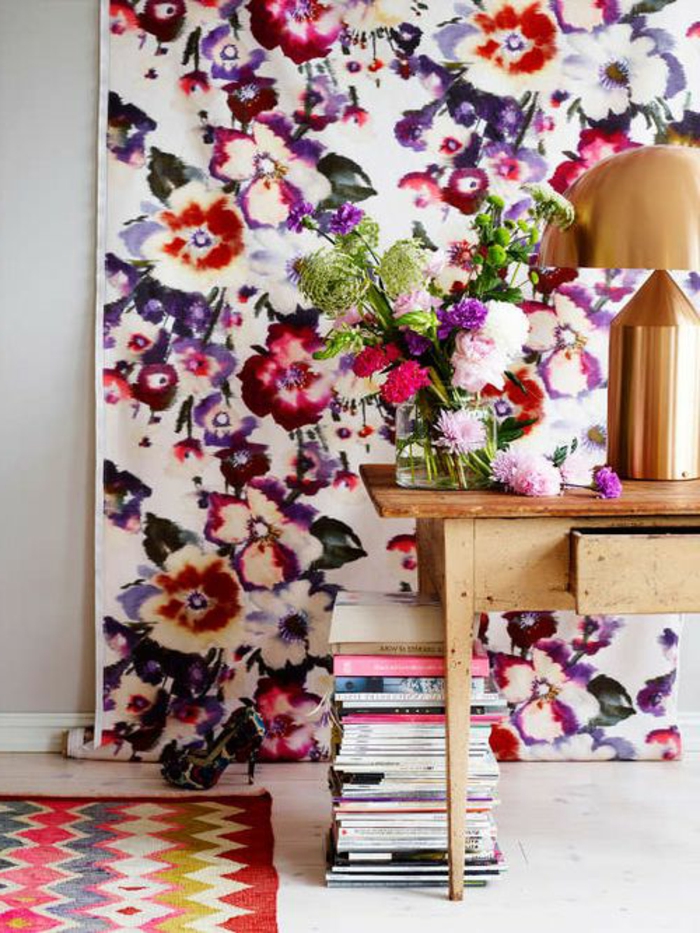 idee-papier-peint-salon-avec-fleurs-papier-peint-fleuri-pour-le-salon-moderne-tapis-coloré