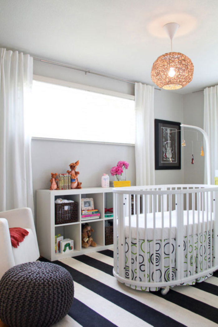idée-chambre-bébé-decoration-originale-jouets-lit-bébé-lampe-lustre