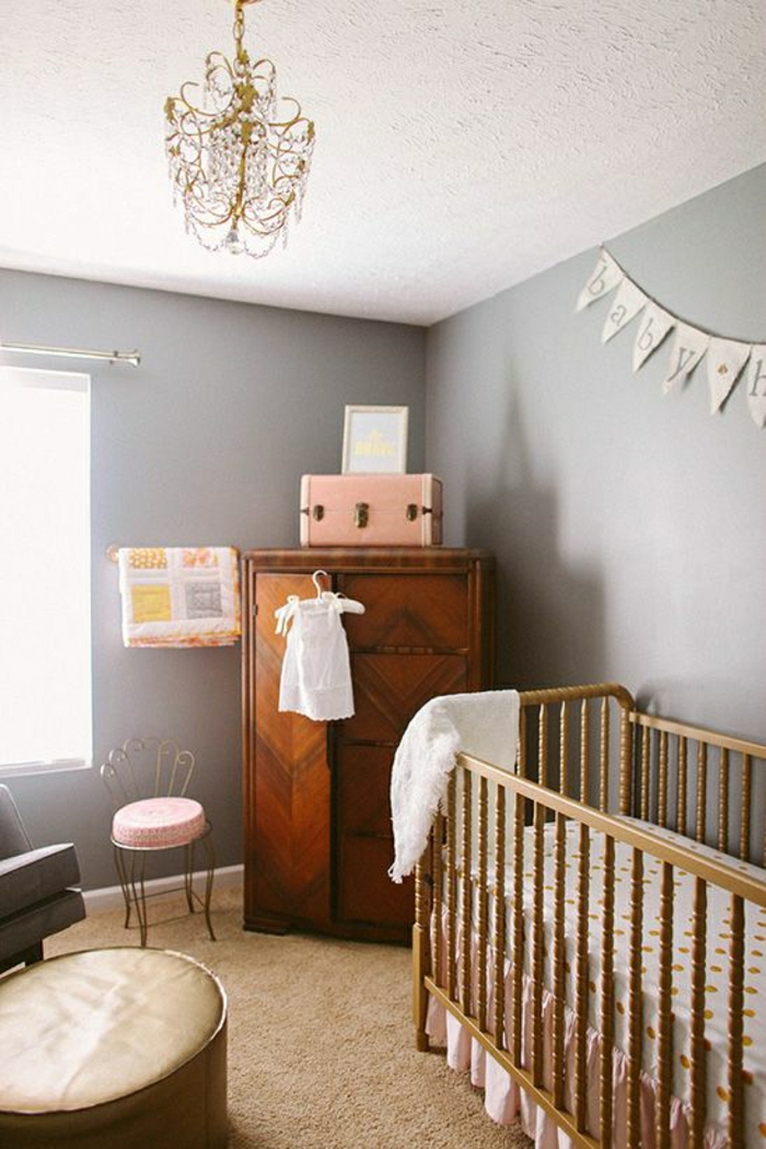 joli-armoir-enfant-dans-la-chambre-bebe-fille-avec-murs-gris-et-plafond-blanc-moquette-beige