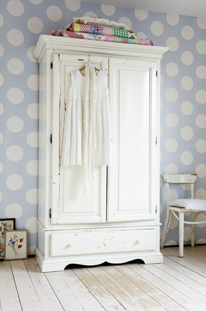 joli-armoir-retro-chic-pour-la-chambre-d-enfant-sol-en-planchers-beige-et-tapisserie-bleu-ciel-à-points