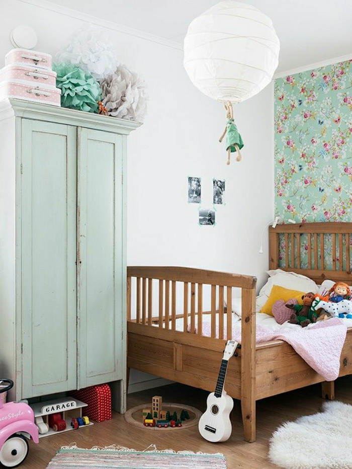 joli-armoire-ancien-de-couleur-bleu-ciel-murs-blancs-lit-d-enfant-en-bois-foncé