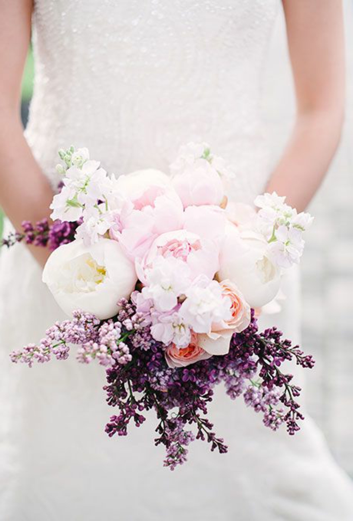 joli-bouquet-de-fleurs-avec-pivoines-roses-bouquet-mariée-pivoine-rose-pour-le-jour-de-mariee