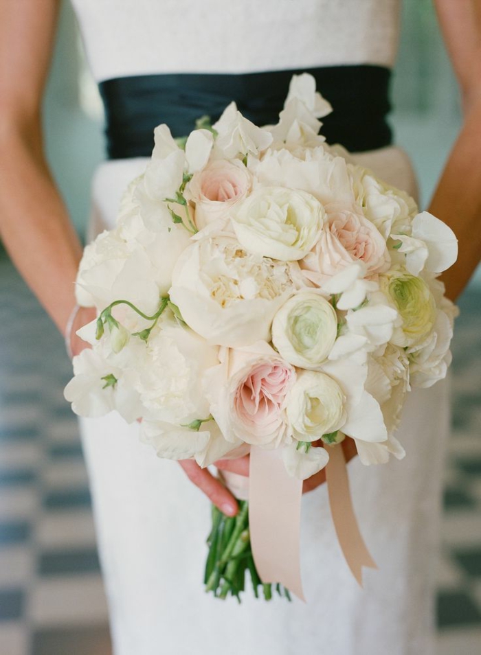 joli-bouquet-de-fleurs-pour-votre-mariage-bouquet-de-mariée-rond-fleurs-blancs