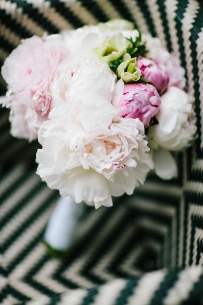 joli-bouquet-mariée-original-bouquet-mariée-pivoine-blanche-violet-vert-joliee-idee-pour-bouquet-de-mariee