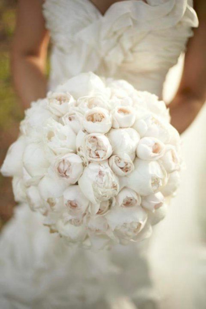joli-bouquet-mariée-pivoine-blanche-pour-avoir-le-plus-beau-bouquet-de-mariee-robe-blanche