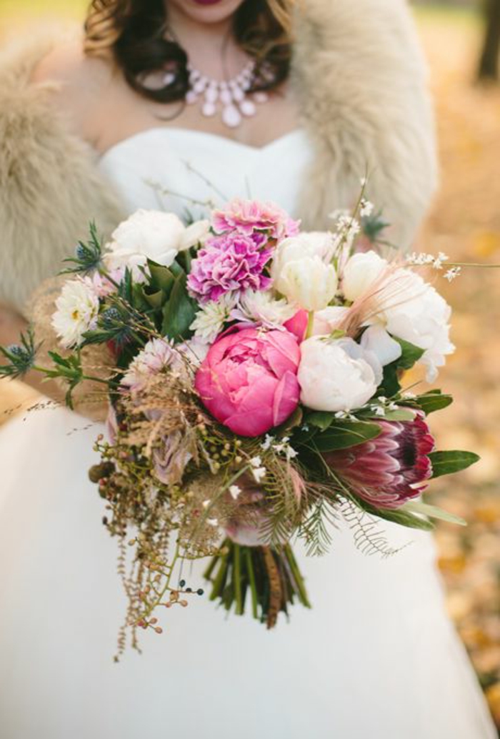 joli-bouquet-mariée-pivoine-colore-comment-choisir-les-fleurs-pour-un-mariage-joli-bouquet-de-fleurs