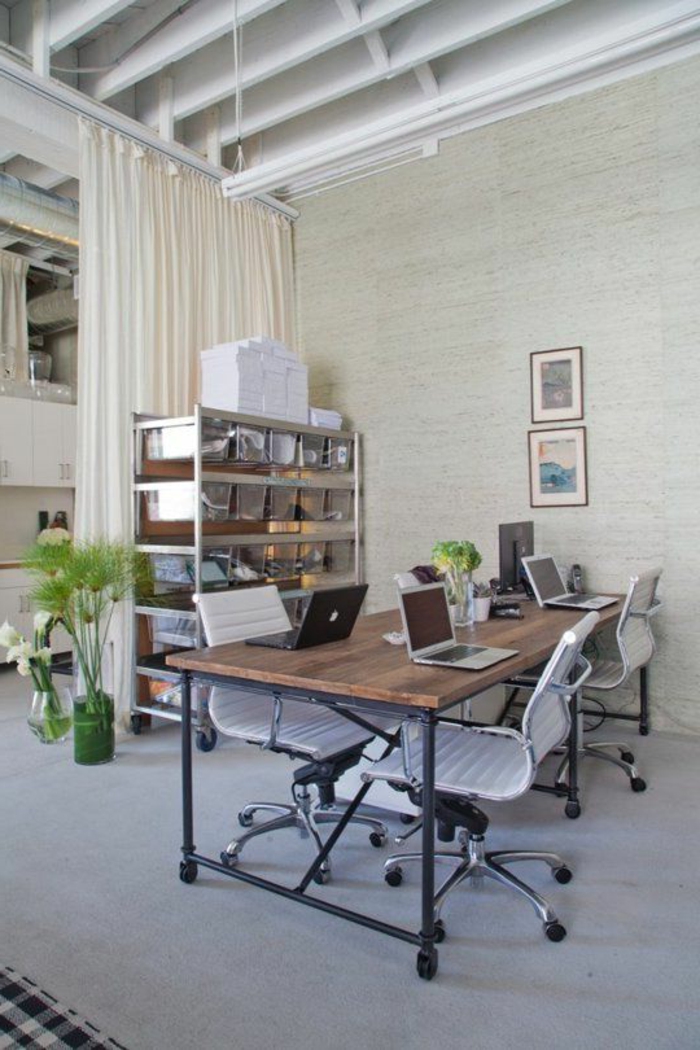joli-bureau-feng-shui-avec-bureau-en-bois-massif-foncé-et-chaises-grise