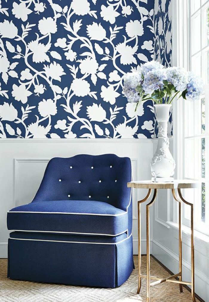 joli-couloir-avec-papier-peint-fleuri-anglais-de-couleur-bleu-canapé-bleu