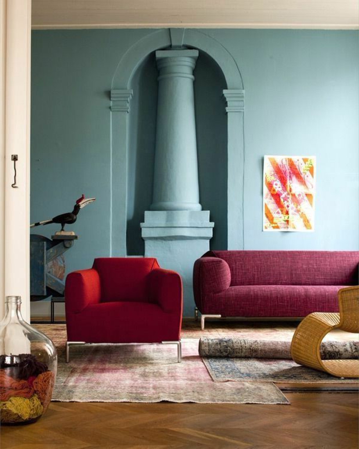 joli-salon-avec-canapé-de-couleur-bordeau-sol-en-parquet-et-tapis-retro-salon-murs-bleus