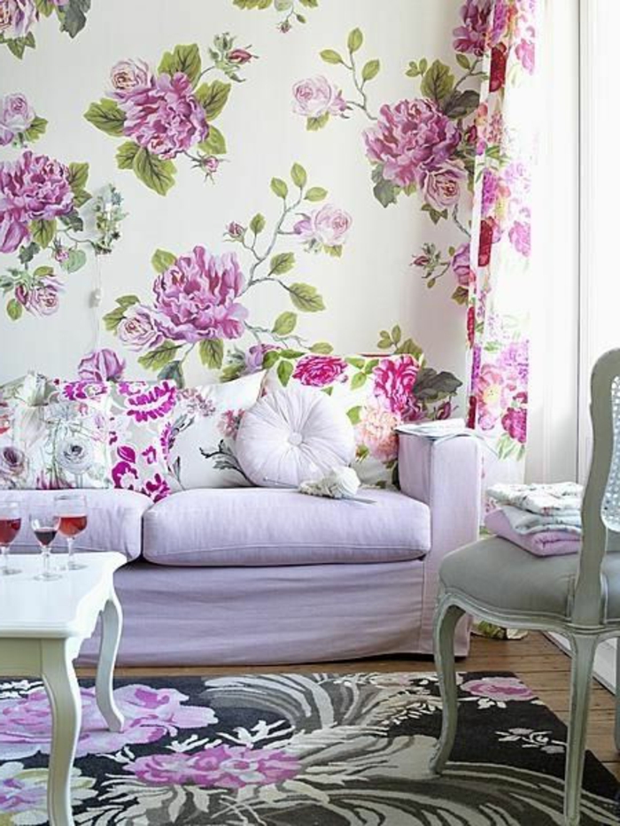 joli-salon-de-couleur-violet-avec-tapis-gris-et-meubles-de-salon-modernes