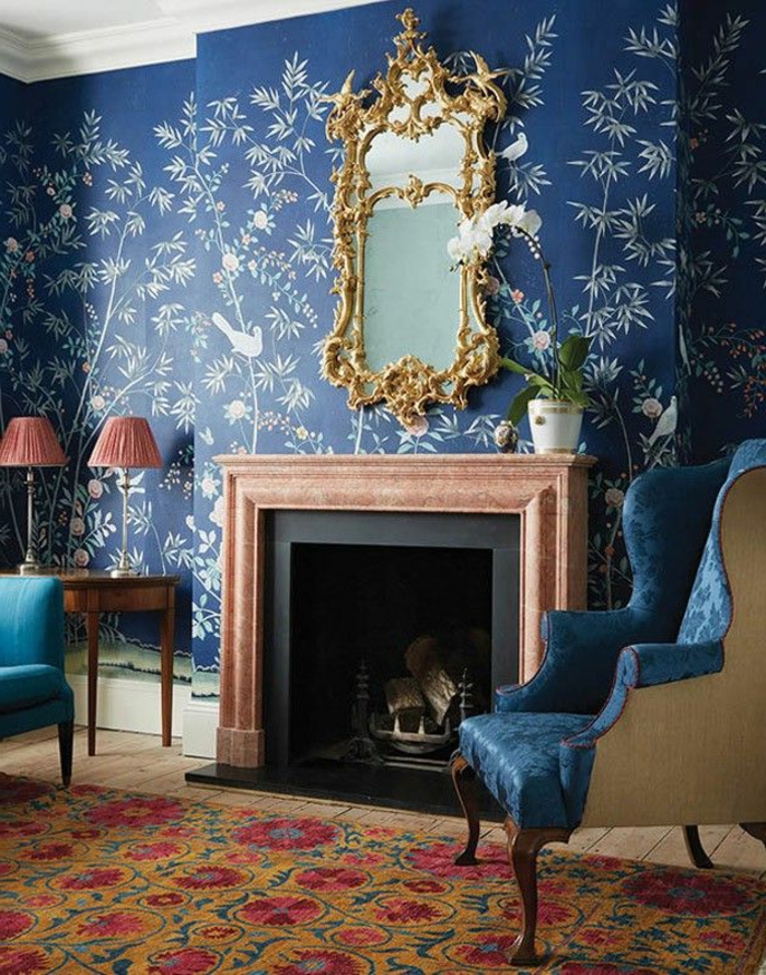 joli-salon-de-style-baroque-avec-miroir-pres-de-la-cheminéе-tapis-coloré