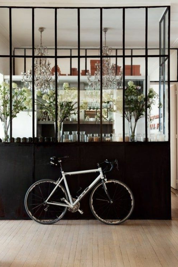 joli-verriere-acier-noir-dans-le-salon-contemporain-avec-sol-en-parquet-clair-salon-de-luxe