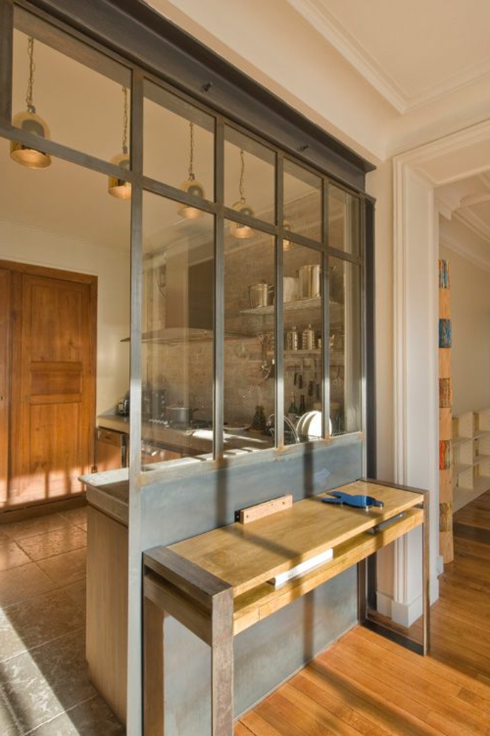 joli-verriere-d-interieur-pour-la-demeure-moderne-avec-sol-en-parquet-clair-et-fenetres-grandes
