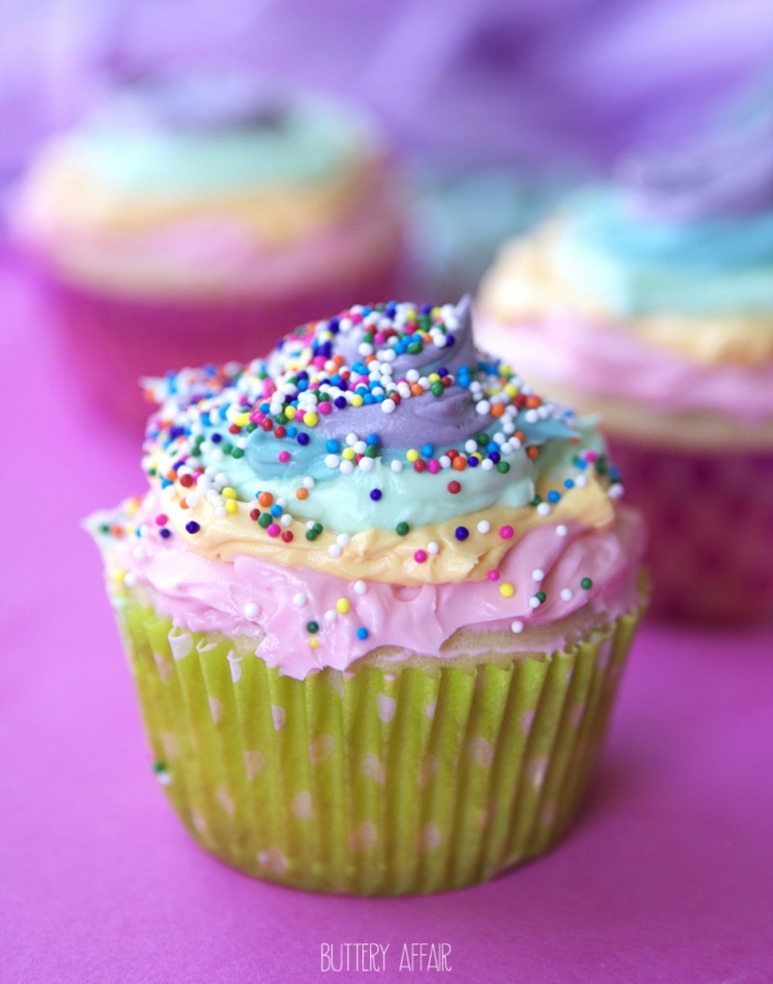 jolie-cadeau-gâteau-petit-avec-glaçage-le-cupcake-délicieux-coloré 