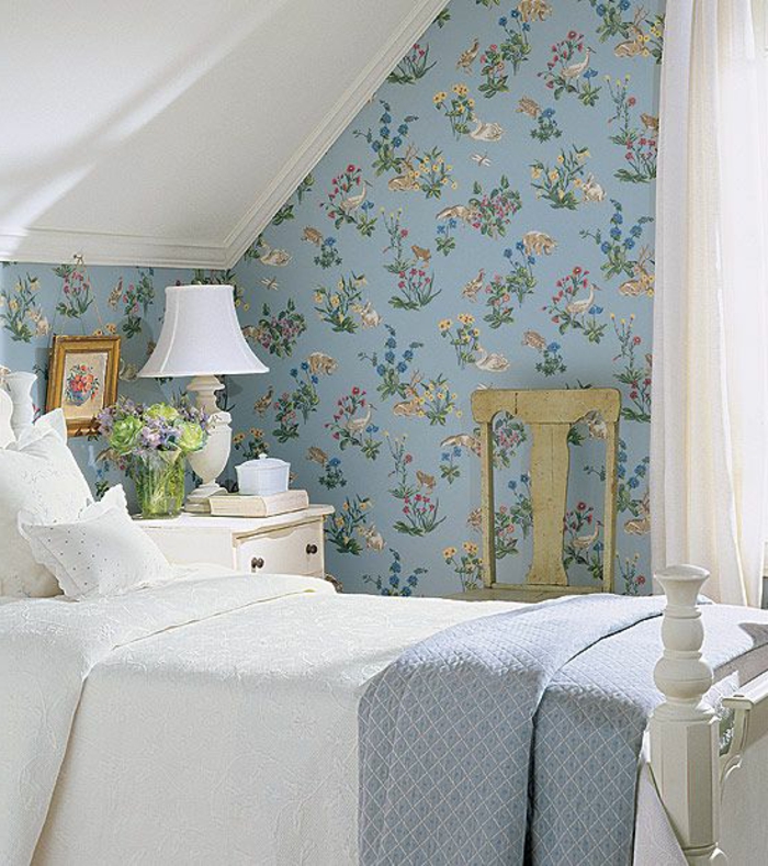 jolie-chambre-à-coucher-avec-papier-peint-fleuri-anglais-de-couleur-bleu-clair-chambre-à-coucher-moderne
