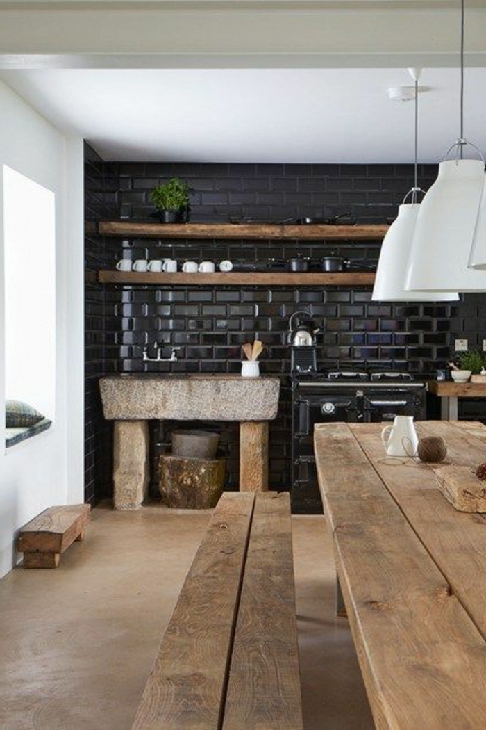 jolie-cuisine-avec-meubles-en-bois-massif-avec-carrelage-noir-carrelage-adhesif-mural