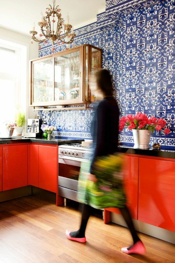 jolie-cuisine-avec-meubles-en-bois-rouge-jolie-cuisine-colorée-avec-carrelage-adhesif-mural-coloré